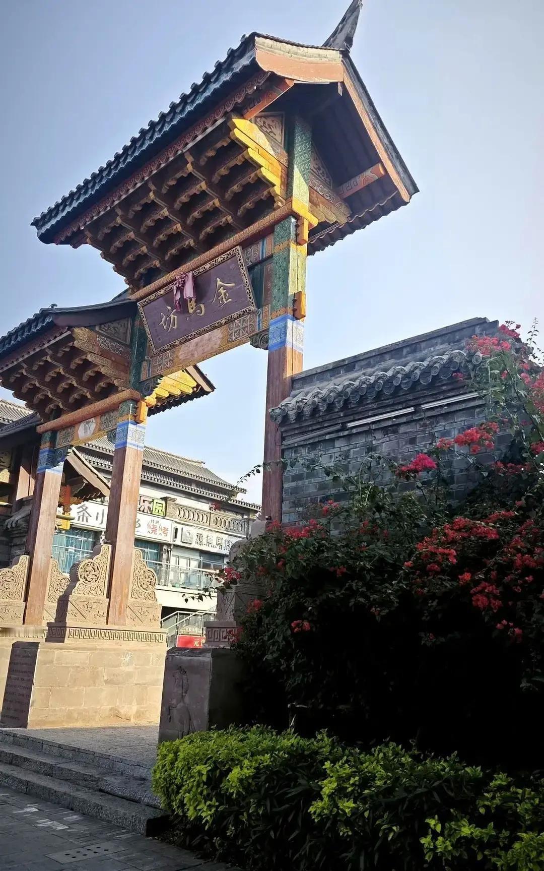 写旅居笔记的博主今年把过冬地换到元谋，月租三百块，比去年的元江便宜一百。
他说白