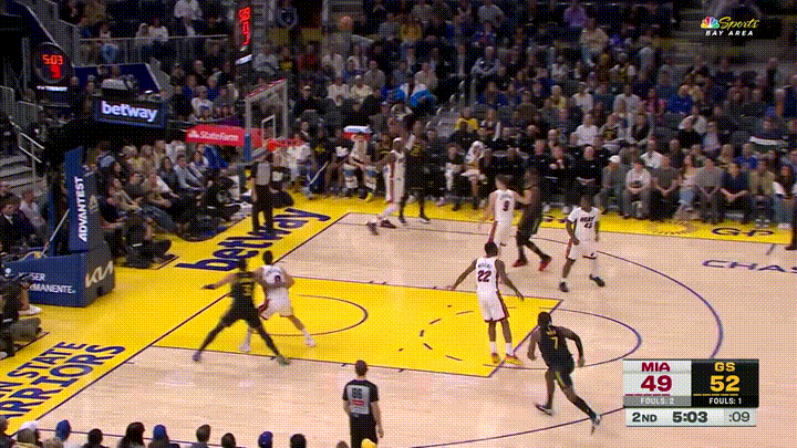 在今天勇士主场迎战热火的比赛中，发生了让人瞠目结舌的一幕。当时比赛进行到了第二节