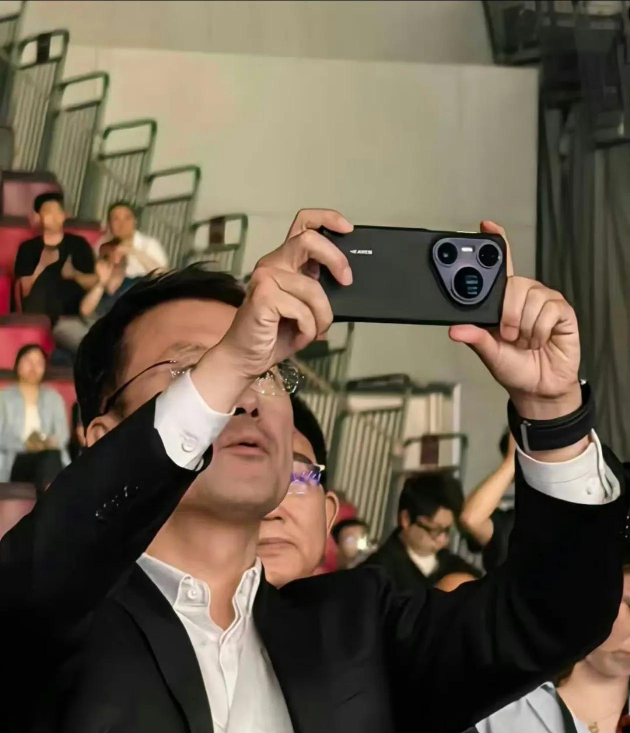 尊届S800发布会上，大家最期待的Pura 80意外亮相，这个外观的视觉冲击力是