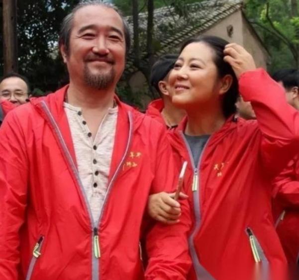 王茜华结婚后，老公周京坚持AA制，于是她瞒着老公直接打掉了孩子，在跟朋友去吃饭时