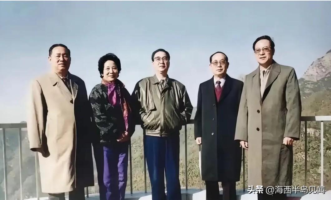 不懂就问，这是一行重要领导人，在山东泰山考察期间，到泰山玉皇顶的一张合影。我认的