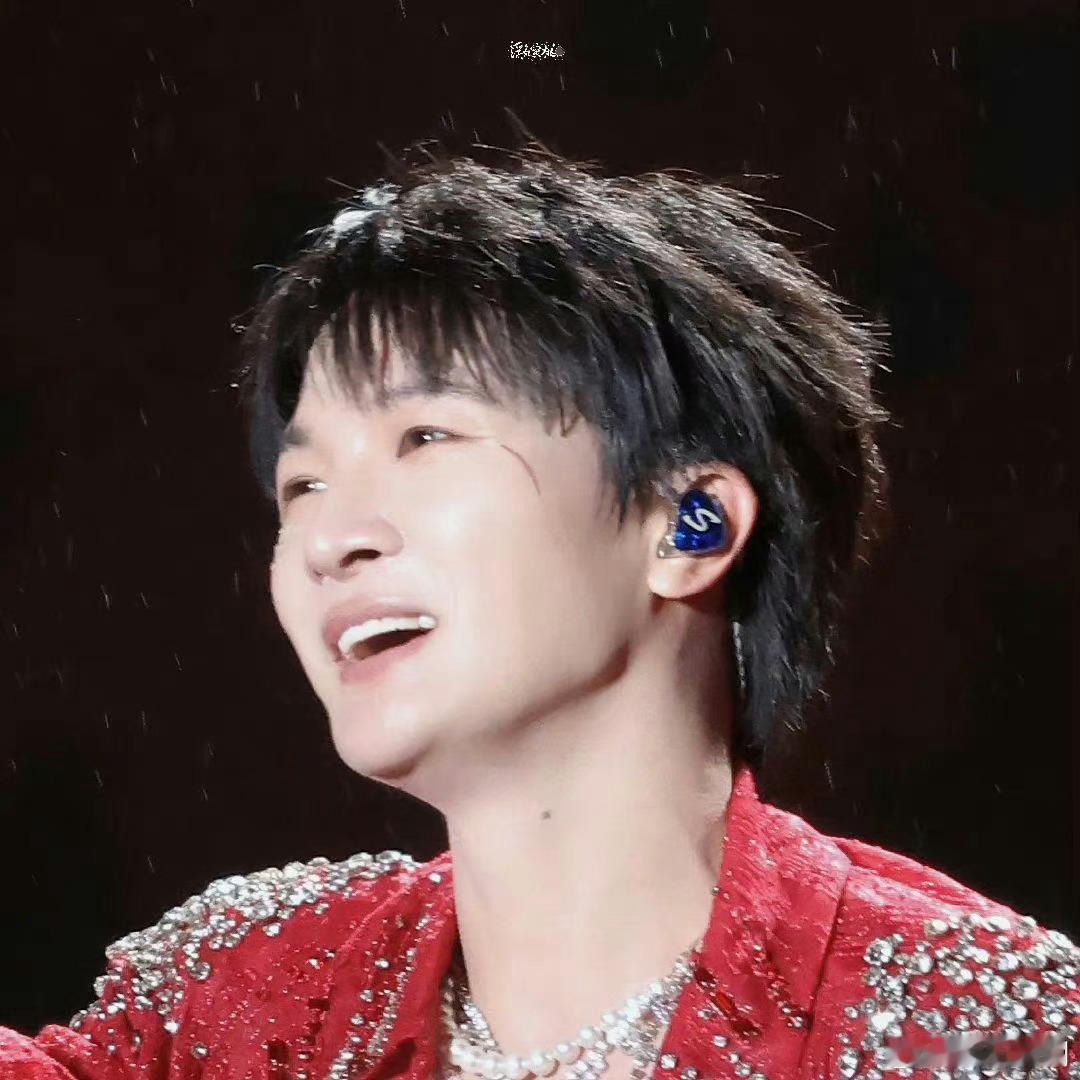 周深的双眼皮都掉到脸上了，这也太尴尬了 ​​​