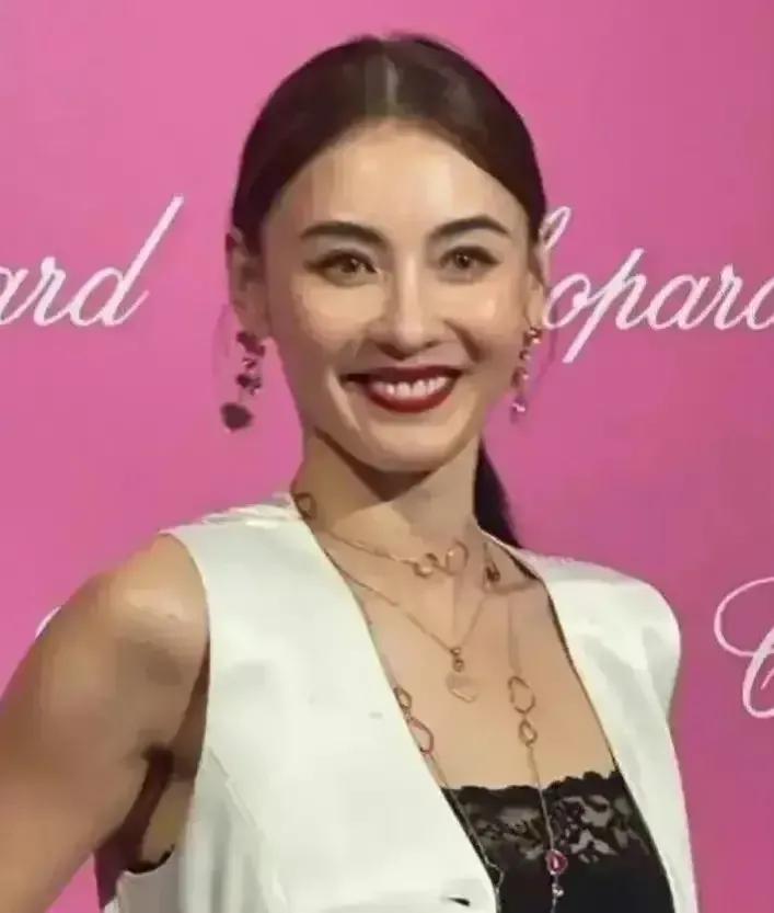 张柏芝是顶级骨相美人，四十多岁还像二十几岁一样，脸蛋身材气质都绝了！

这才是绝