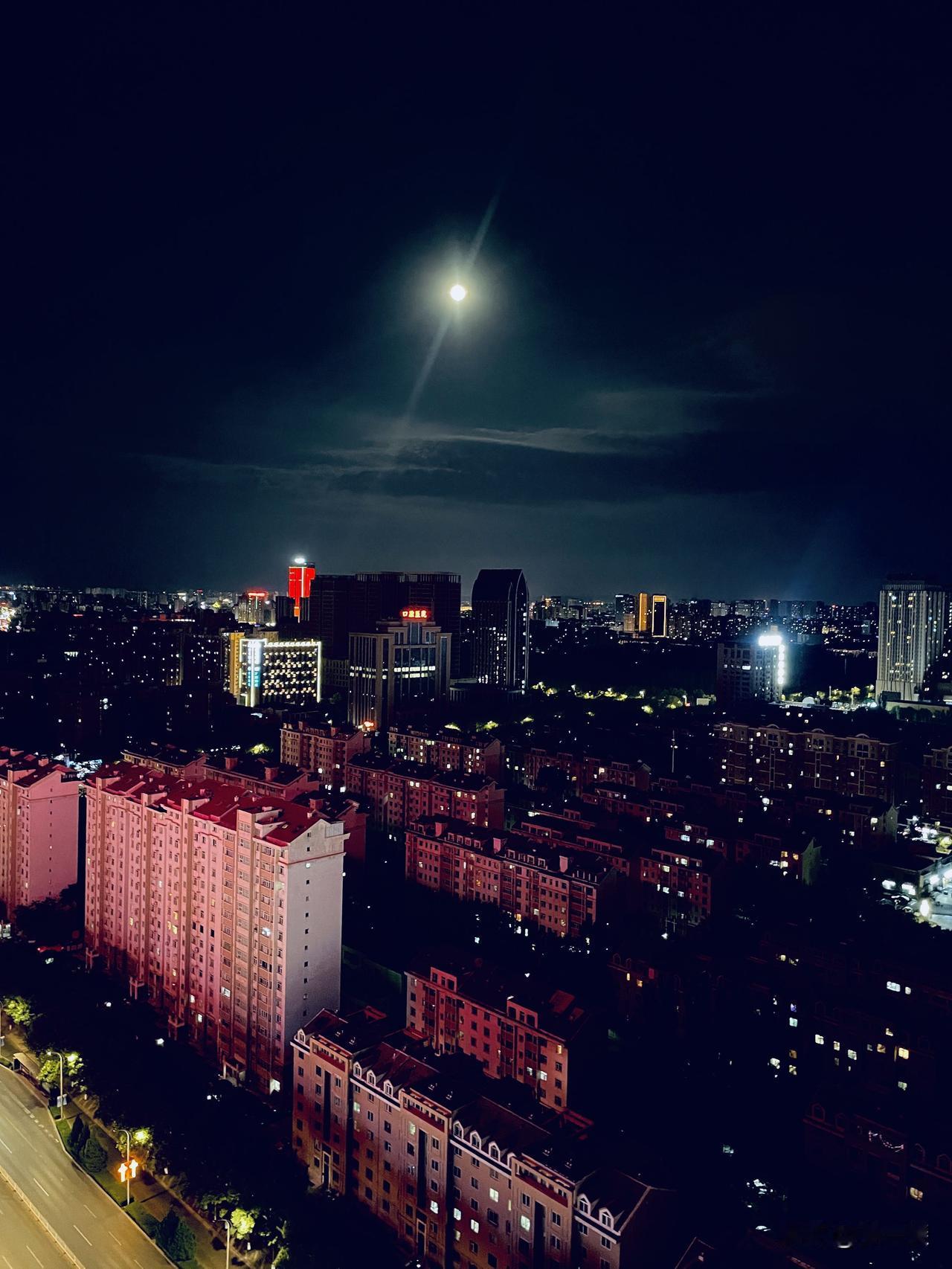 银川轻旅居日常
万盏灯火
万种人生
你在看灯火的时候
灯火也在看你
城市不大
总