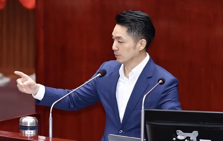 蒋万安原本一手“躺赢”好牌，民调碾压沈伯洋二十多个百分点，施政满意度逼近七成，连