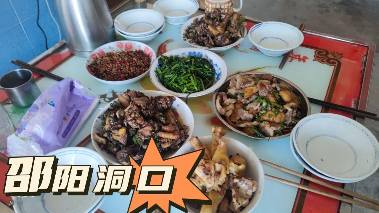 秋天不就是思乡的季节嘛，大雁南飞，游子归心似箭。每年中秋，一家人在院子里摆上吃食