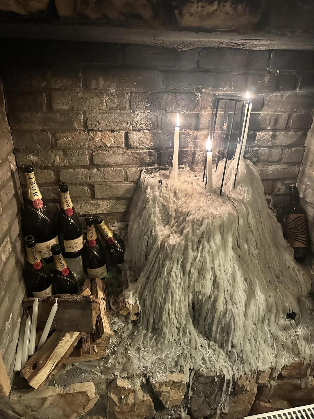 凝固成瀑布一样形状的蜡油。拍摄于一家饭店里。