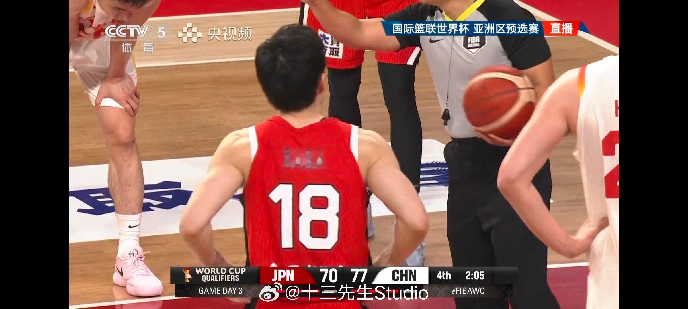中国男篮vs日本男篮 这tm纯黑哨啊，最后一分钟连给中国队两个T，都不演了woc