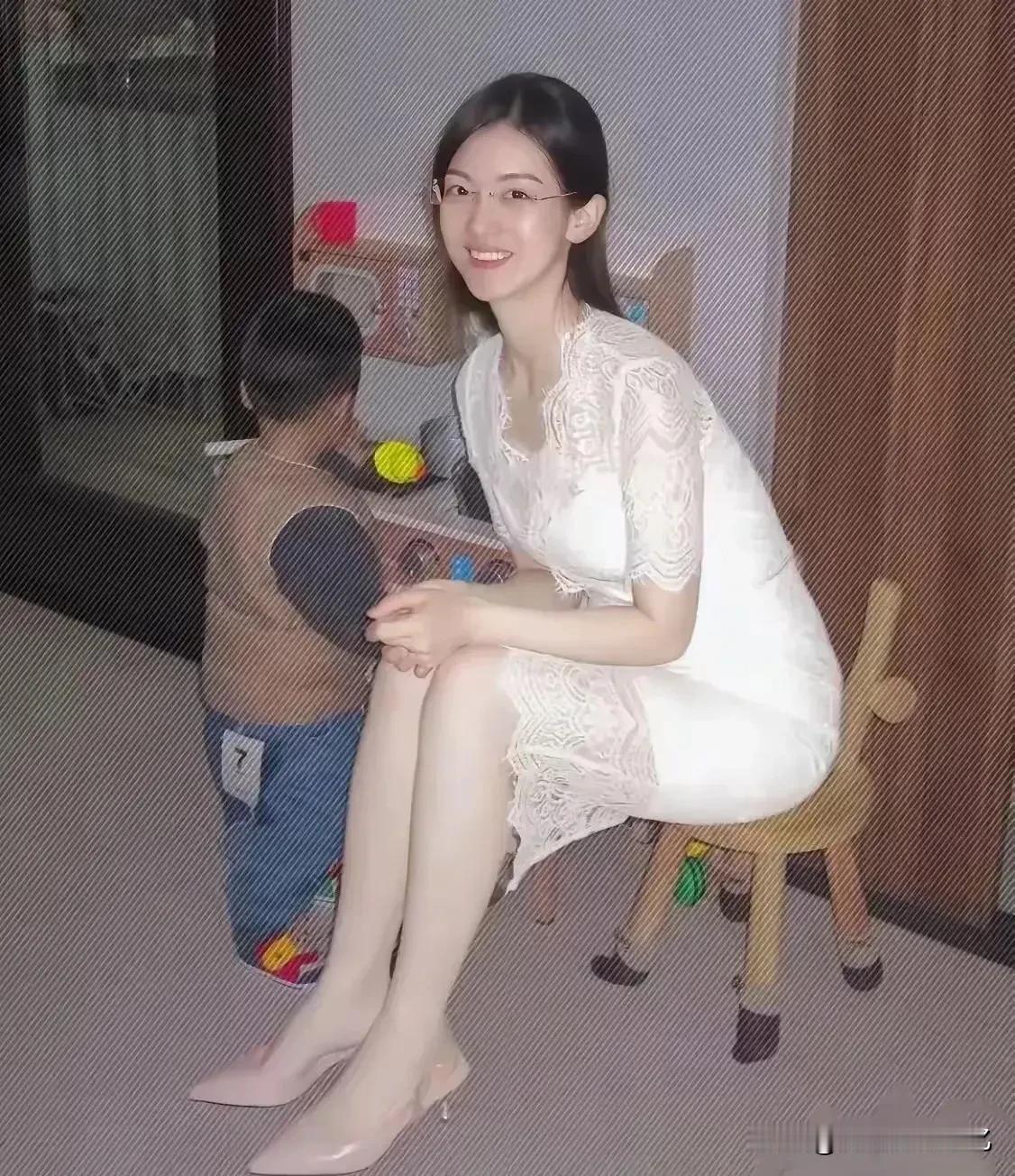 网友说：
这个是我媳妇，她是个小护士

我哥们都说护士跟幼师容易出轨

我应该怎