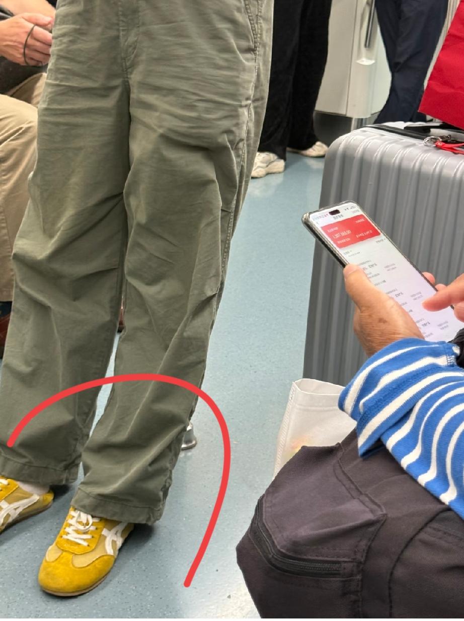 这鞋子多少钱啊？在哪里可以买到？贵不贵啊？太好看了吧！
真的好喜欢啊，哪里可以买