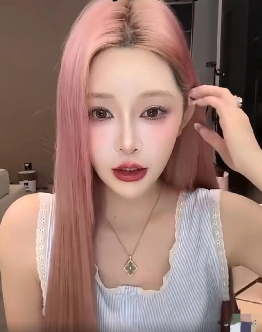 丈门王小国前妻王琴，喊话王小国，愿意全力以赴的帮助王小国，陪他直播，陪他做节目，