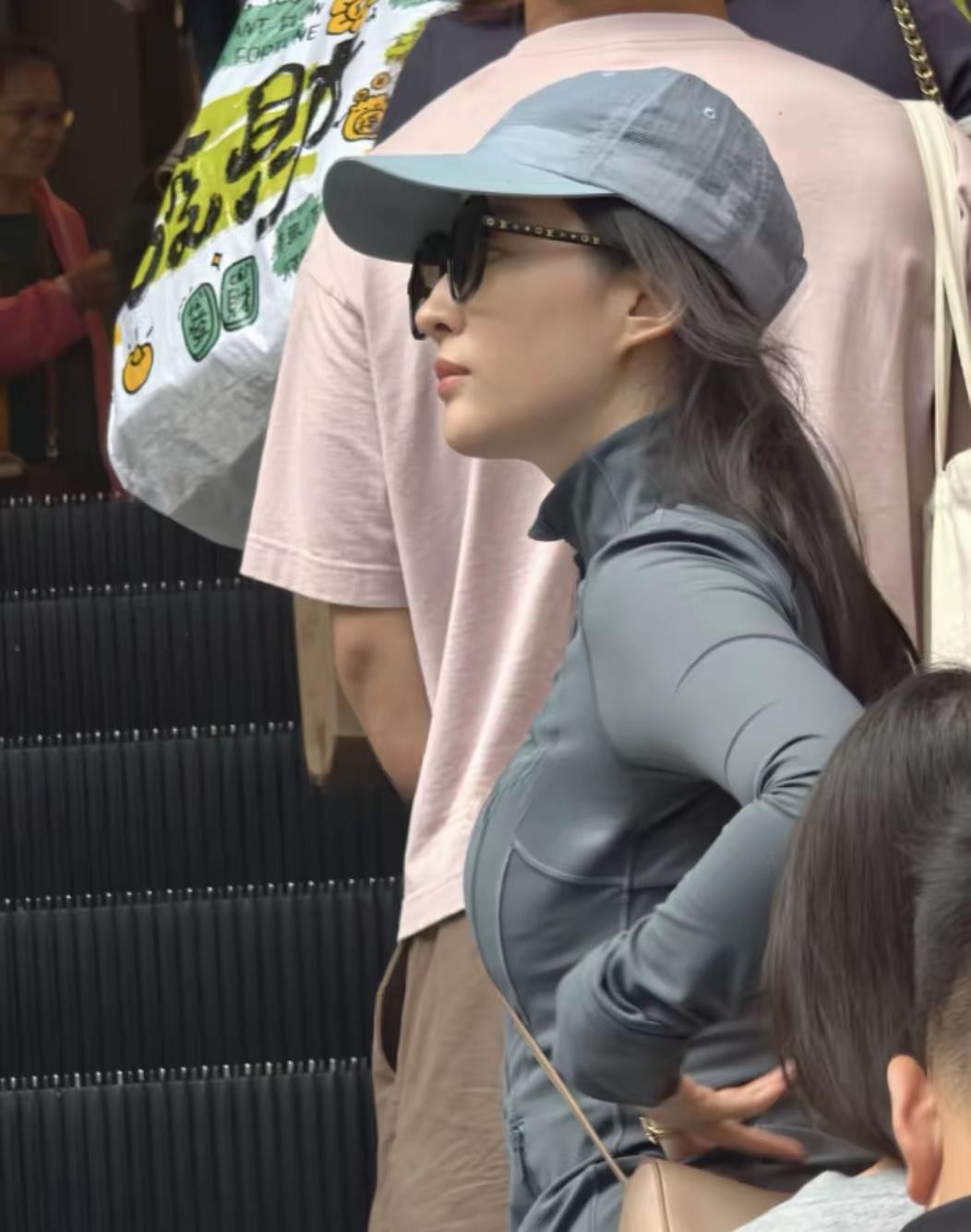 7月9日，有网友在香港偶遇刘亦菲，CC的侧颜好美啊。

刘亦菲戴着棒球帽和墨镜，