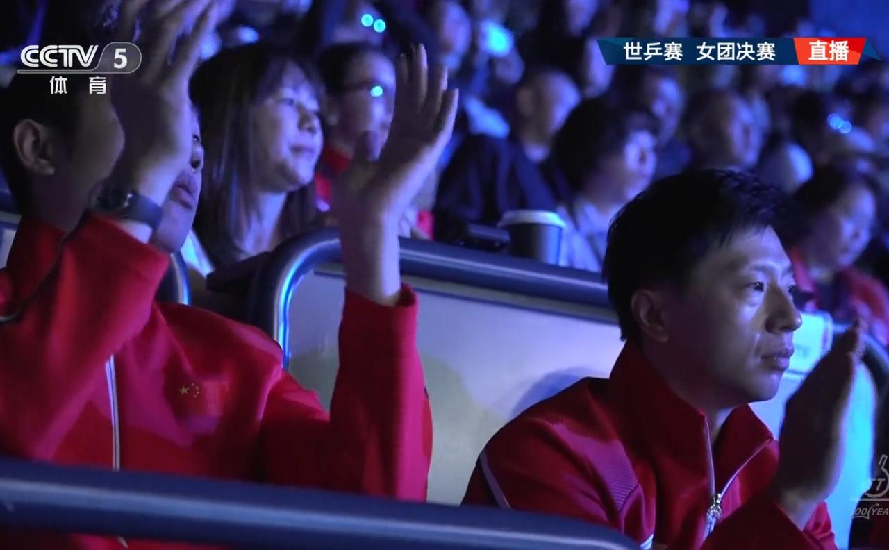 马龙和许昕这次是不敢再坐VIP席上了[捂脸]
前两天的比赛中，马龙坐在VIP席位