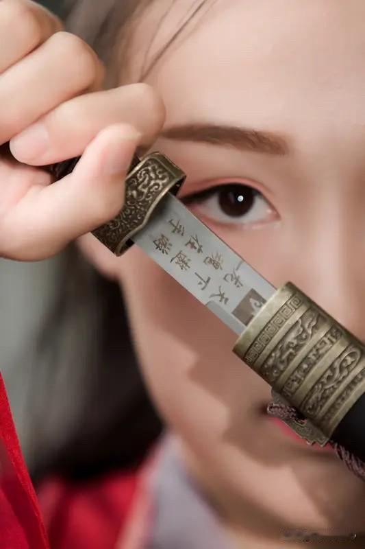 生活里，应对一切得有好心态。很多人被世界淘汰，就是因为没有正确的认知。
有些人总