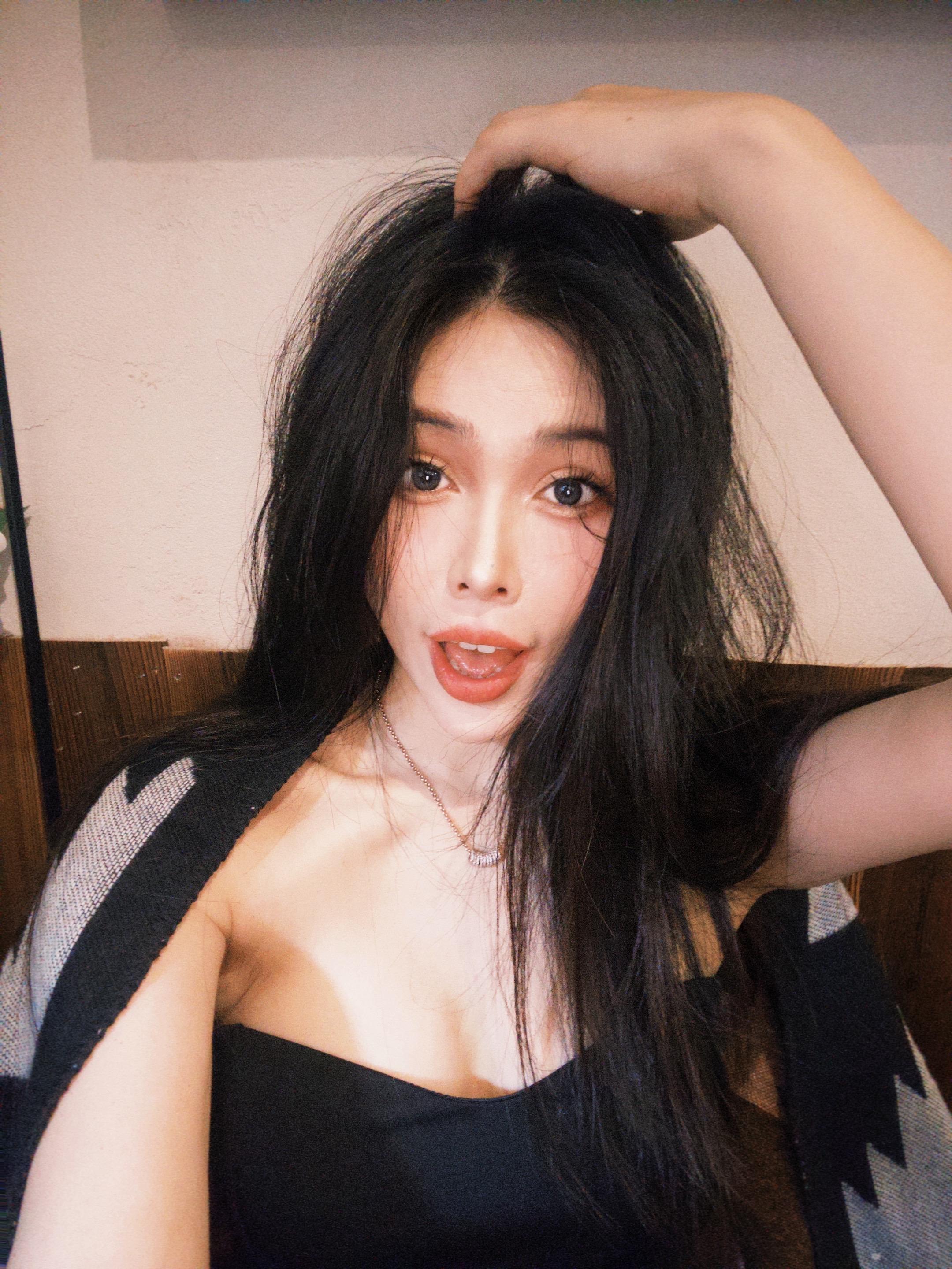 我知道我现在很穷 但是你能不能等我 等我有钱了就给你买两栋大厦 我是大...