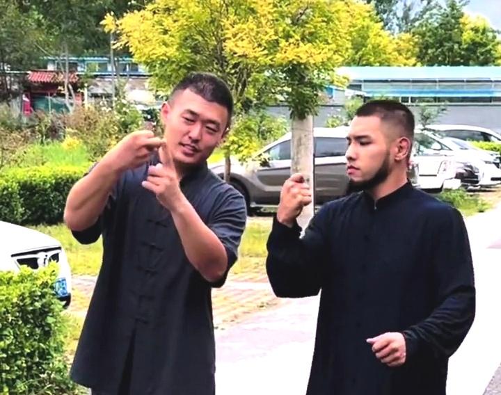 人生如戏，全靠演技。是什么力量让两人走到一起？徒弟的“仇”不报了吗？

三巴掌打