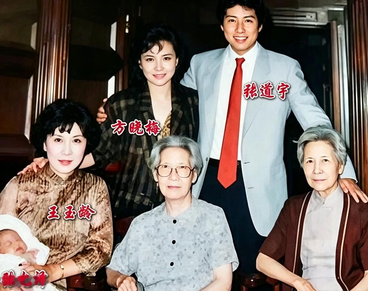 1985年，王玉龄和儿媳方晓梅的合影，那年她57岁，气质非凡！