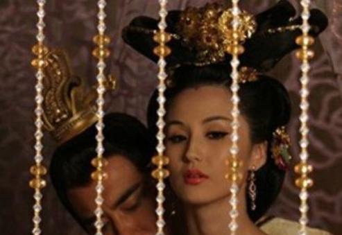 一个16岁登基的皇帝，把黄金凿成莲花贴满整个宫殿地面，让自己的宠妃赤脚走过，一边