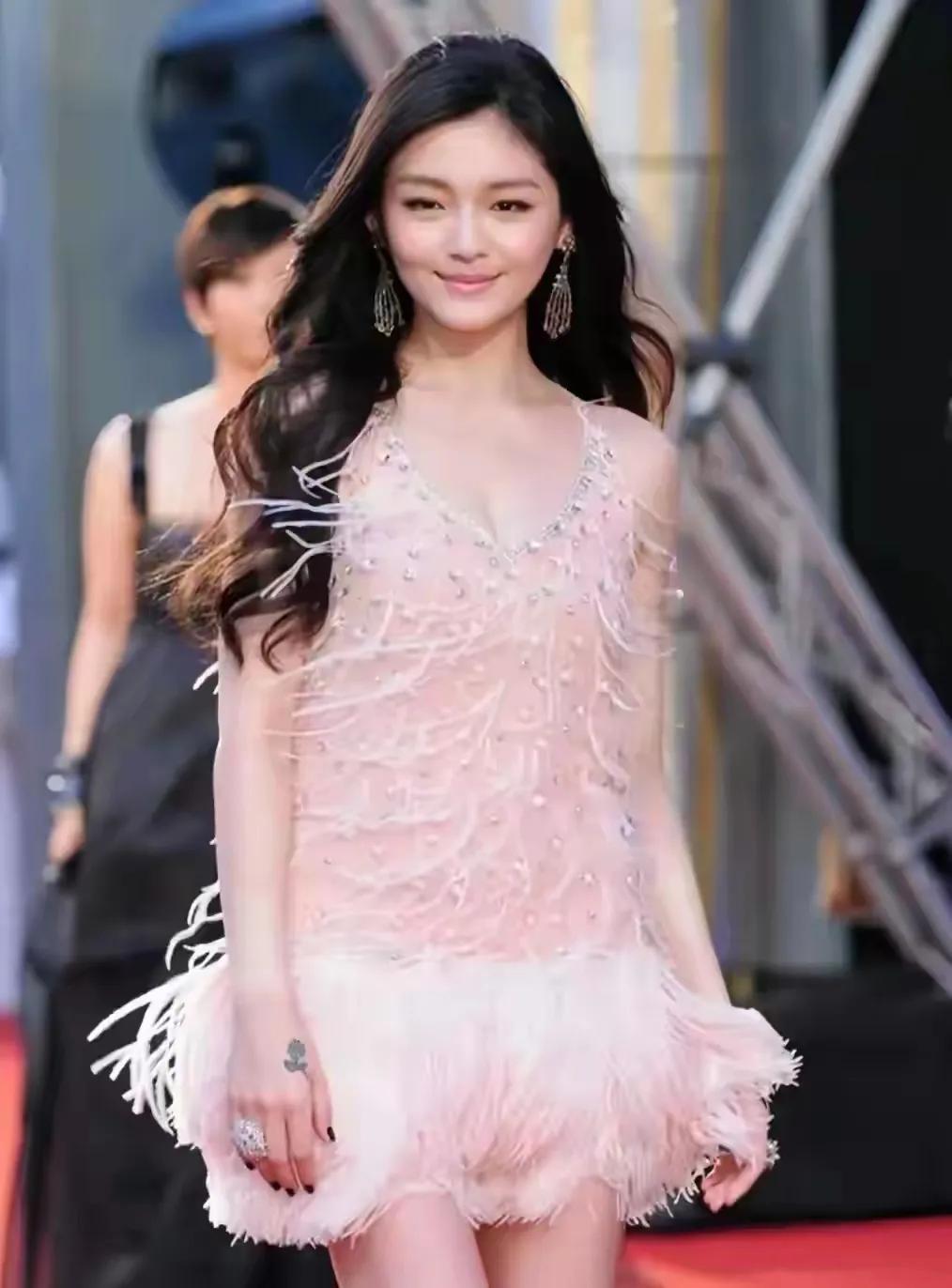 徐熙媛她的家人跟现任丈夫光头，但凡对她用点心，也不至于会把她的雕像跟遗照，做的基