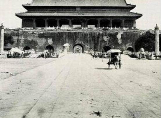 1969年年底，中央决定对天安门广场进行拆除重建，但就在施工的过程中，工人们在旧