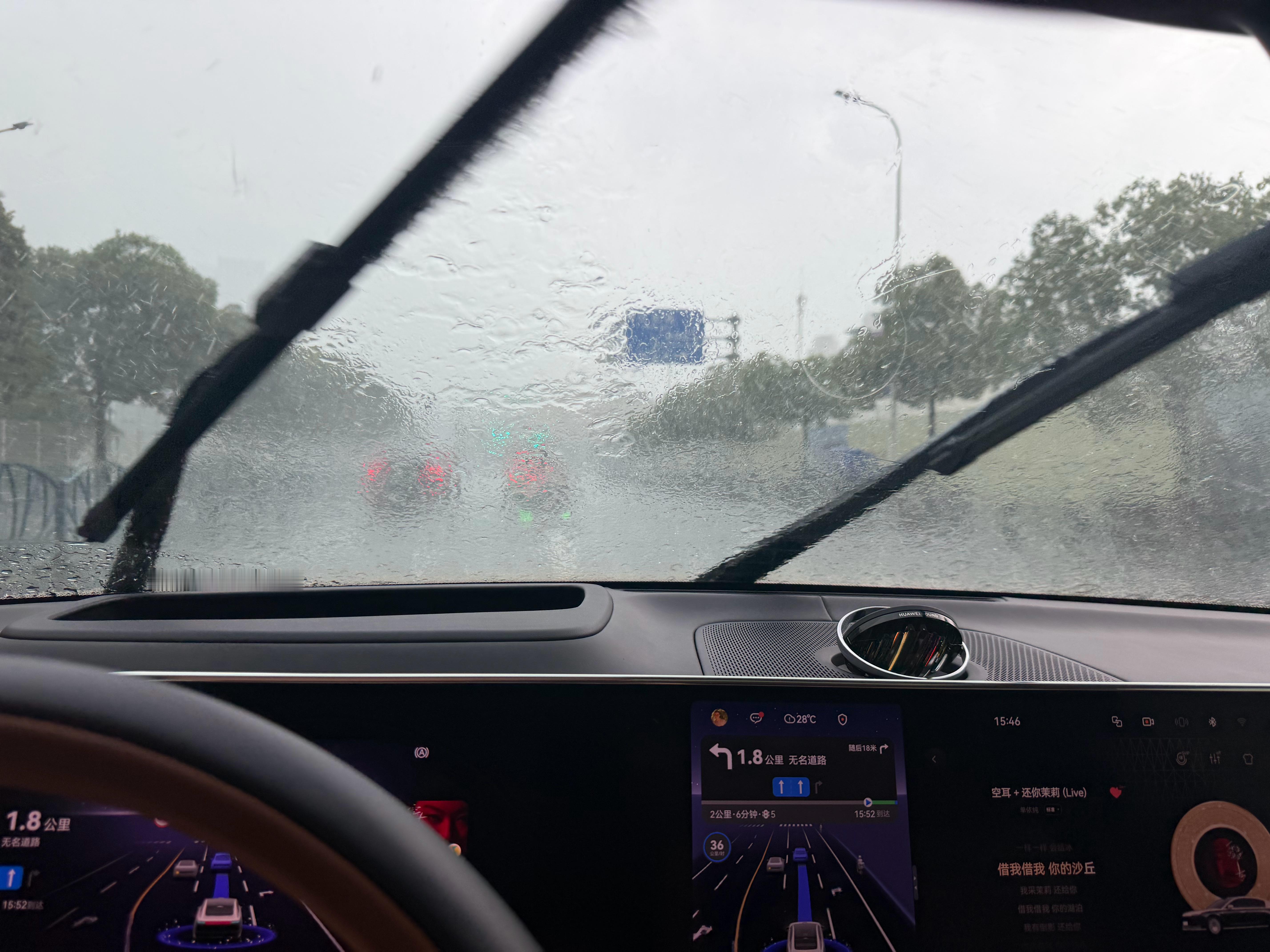 操怎么突然下那么大雨！还好有智驾升级了892颗雷达！不然我人眼开车跟瞎子一样 