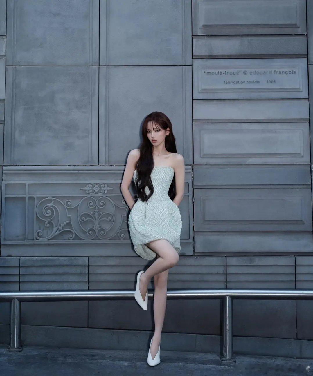 这丑鞋也能驾驭，杨超越伟大 