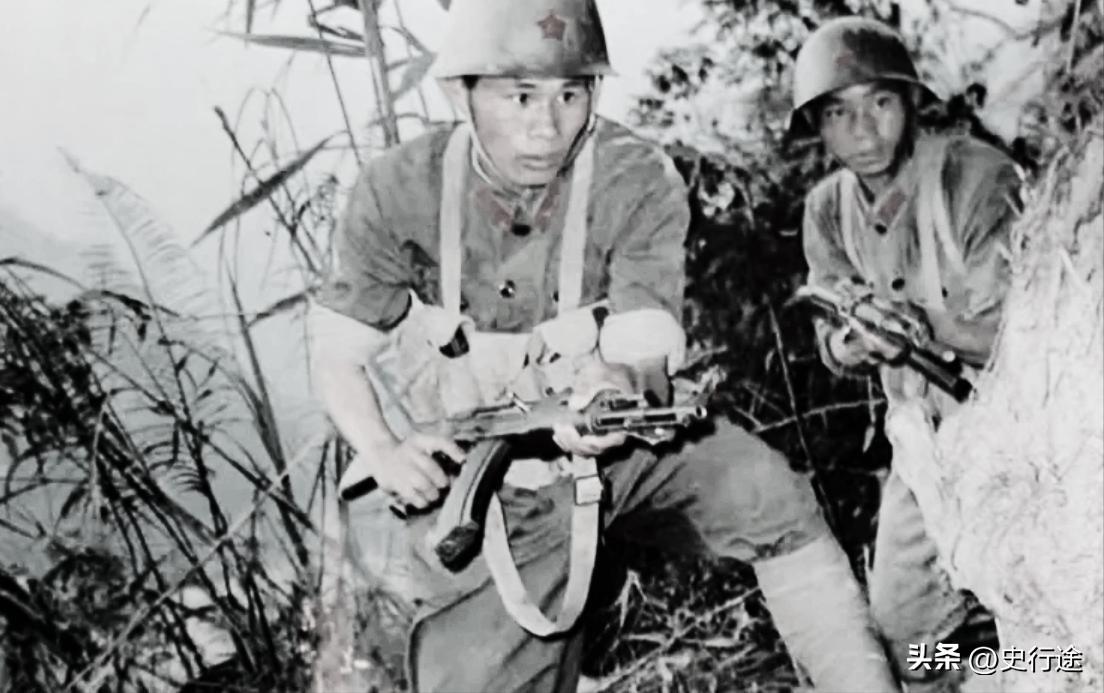 在老山战役中，一位新兵为了“立功”，不顾生死穿梭在枪林弹雨中与敌人拼杀，独自抓获