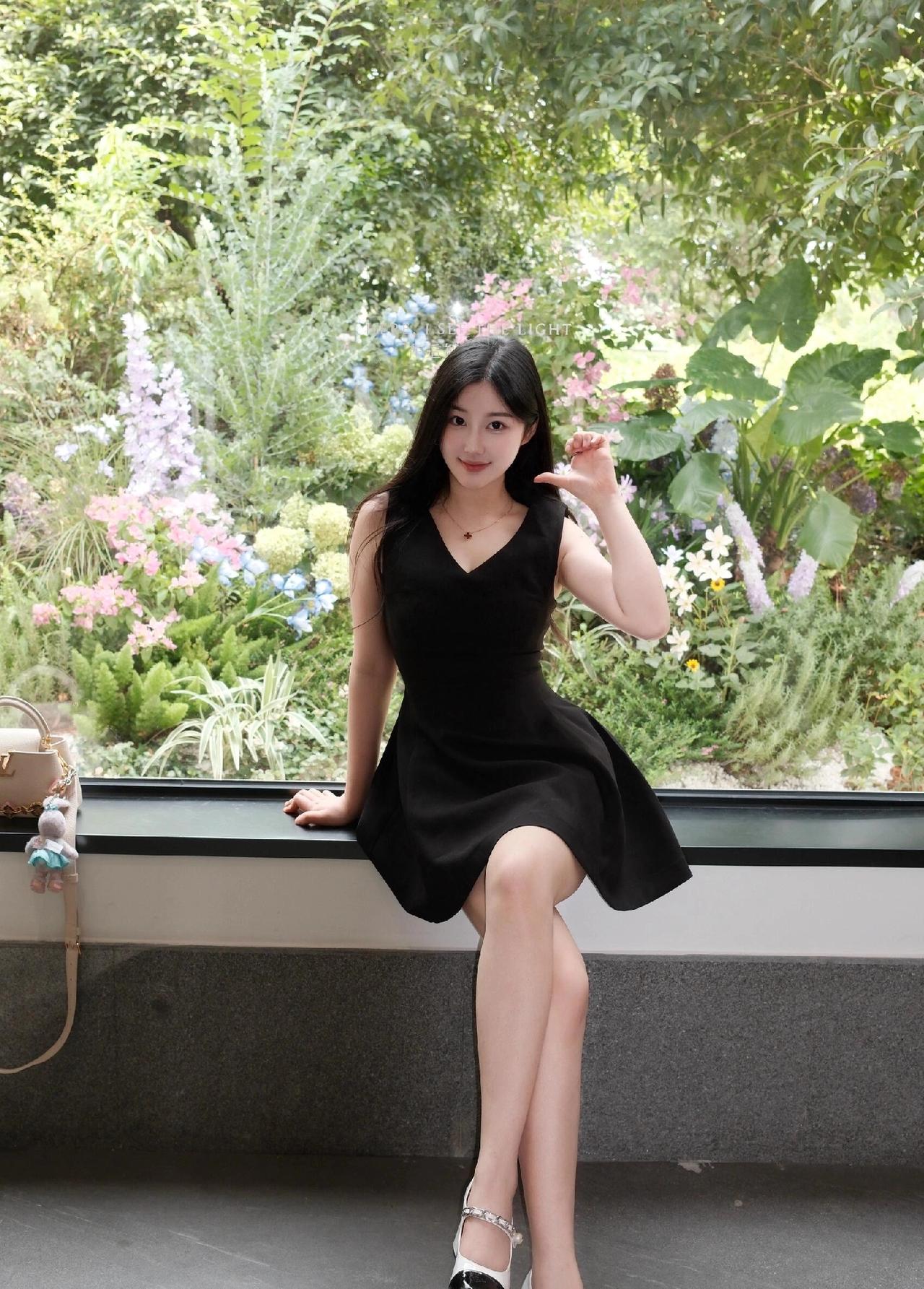 黑裙少女，花海中优雅的姿态