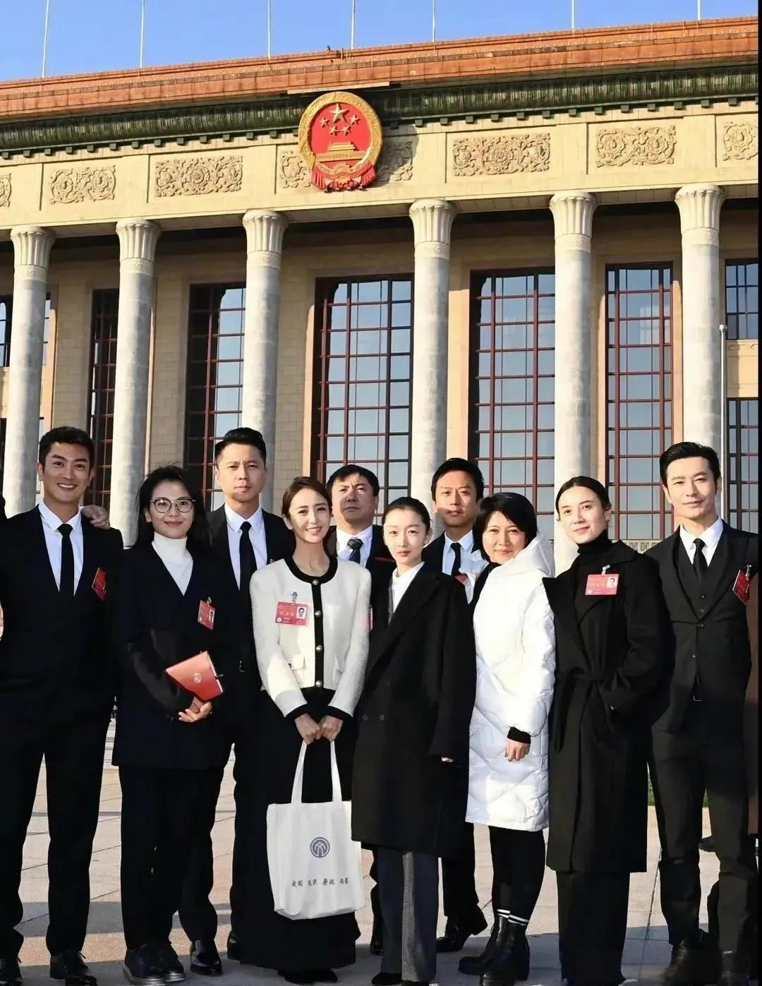 一群著名演员的合影！你能认出几个？我睁大眼睛，只认出了黄晓明！… 