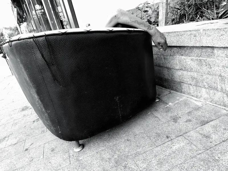 落魄时被人孤立，真能让人看清世态炎凉。没钱的时候，身边人的态度转变太明显。人穷衣