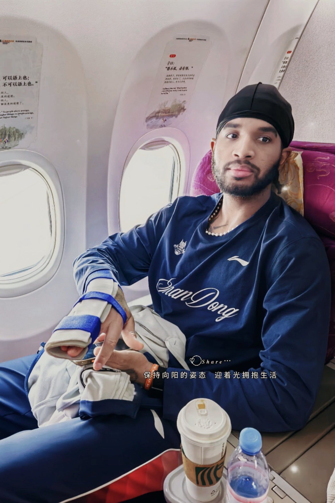 山东男篮的大腿伤了，克里斯因为手指伤病预计至少缺席三周，冲刺季后赛的阶段，这期间