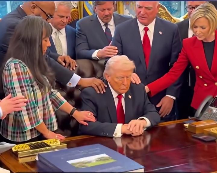 特朗普也迷信？
     美伊激战正酣，特朗普请来一众美国牧师，为自己为美军人祈