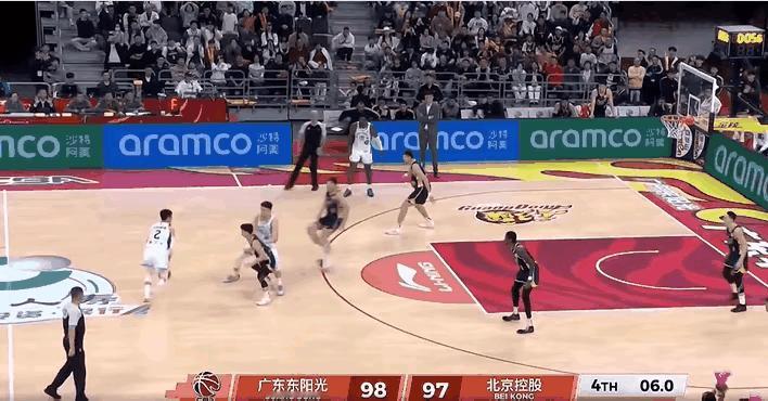 再看廖三宁绝杀广东男篮，先过徐杰，然后顶着胡明轩抛进，再一次压哨绝杀！张庆鹏又续