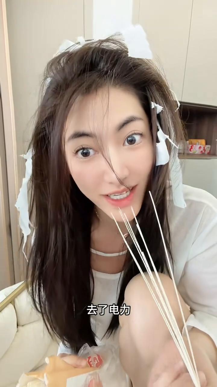 今天的面格外好吃。早上我把CPO和PCB都卖了，去了电力。本以为等指数跳水了就会