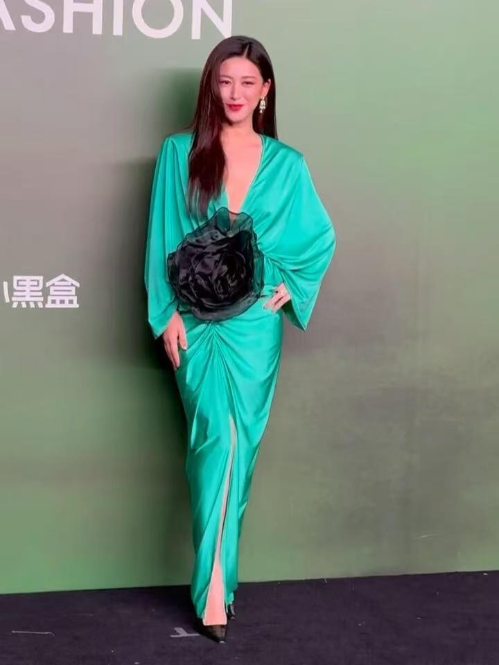 朱珠胸前好大一朵黑玫瑰 天呐！朱珠又凭借美貌杀出重围！vogue盛典红毯上，胸前