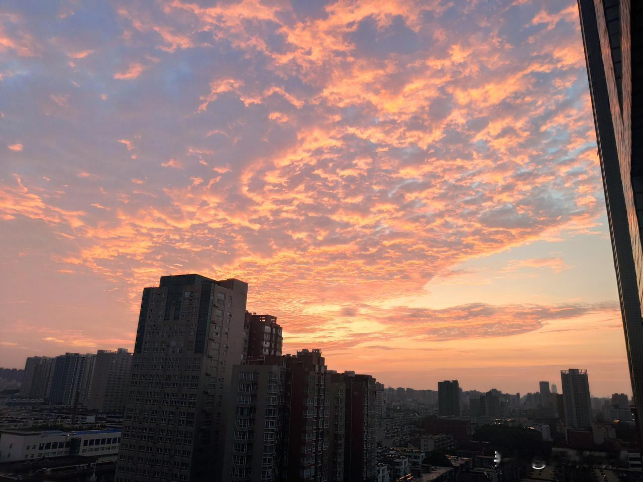 早晨日出随手拍:东边日出红似火