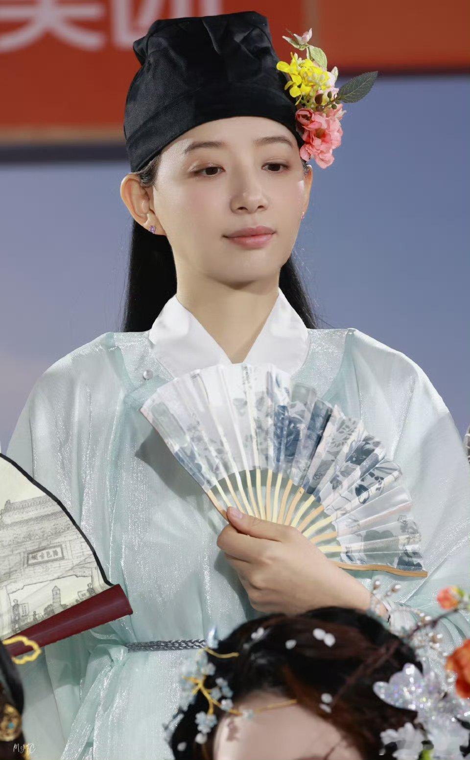 李斯丹妮在洛阳体验簪花洛阳牡丹盛放时，李斯丹妮簪花赴约，褪去舞台锋芒，变身清雅小