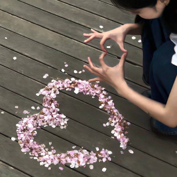 温山软水，繁星万千，不及你眉眼半分。 