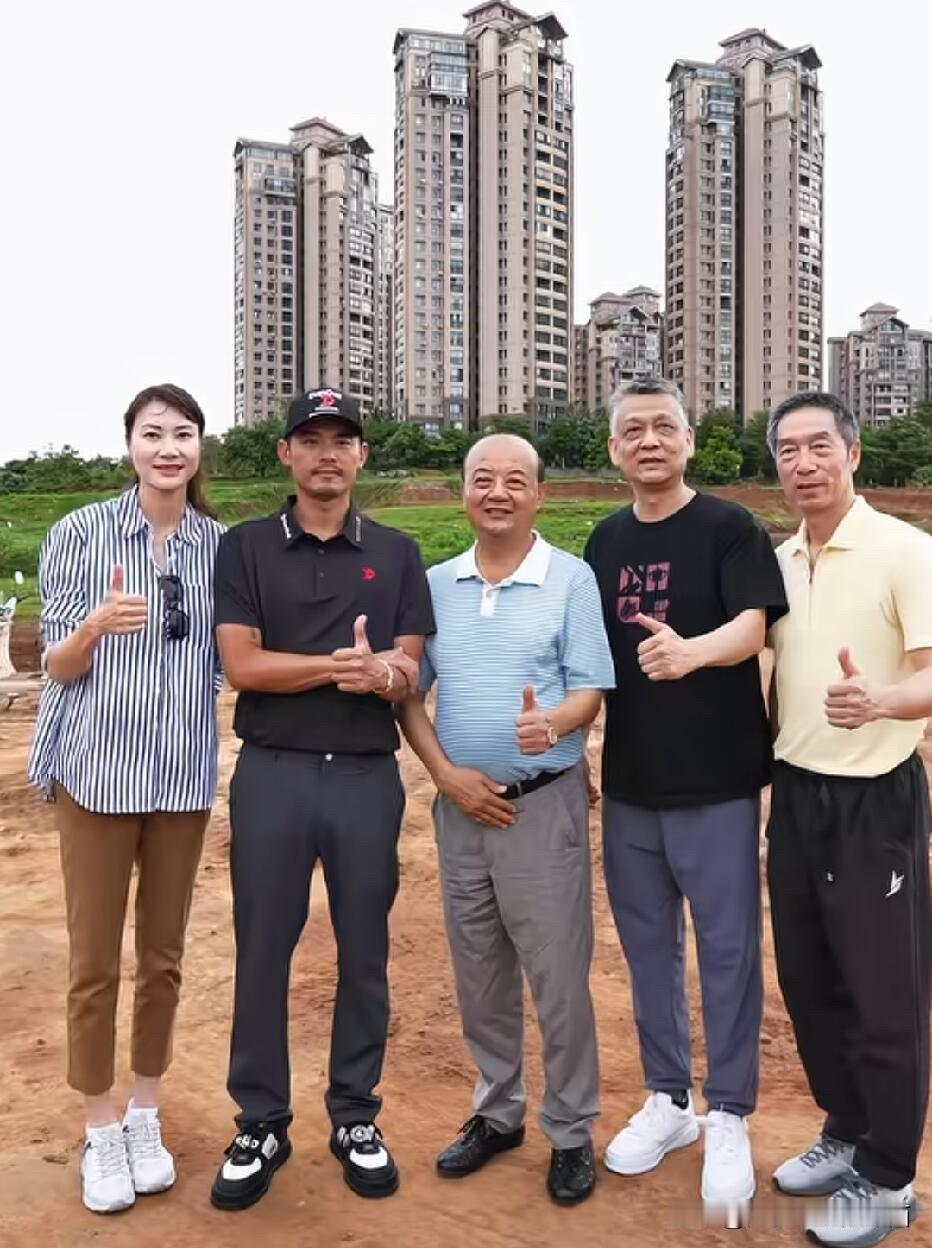 林丹、谢杏芳夫妇俩素颜不化妆，都是那么有气质，般配的一对羽毛球运动员夫妻。林丹皮