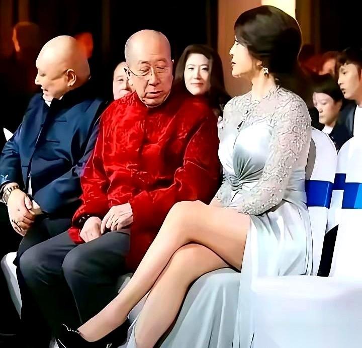 雷老的眼珠子，跟长在了刘老师身上似的，一动不动。
那道目光像探照灯，越过脸，绕过