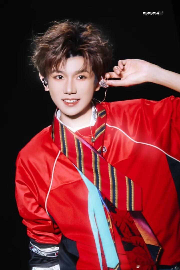 王源提到了TFBOYS演唱会王源演唱会突然cue到六周年回忆青春DNA动了谁懂呜