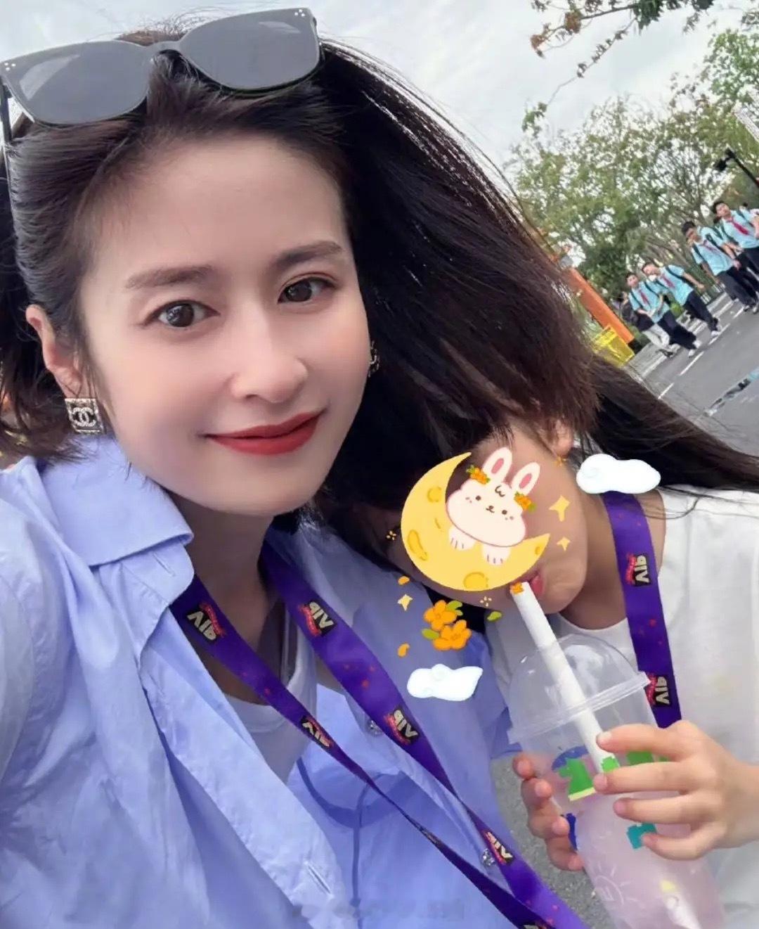 付辛博吃的真好，36岁颖儿带孩子去游乐园被偶遇，路人视角下的颖儿很漂亮，跟她自拍