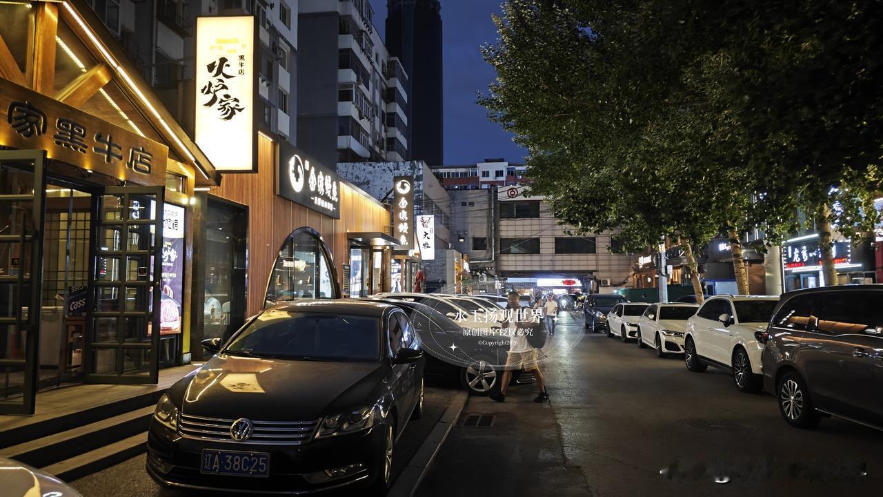 夜幕降临才是西塔真正的开场，白天普普通通的街道，一开灯瞬间切换成韩剧里的街头画面