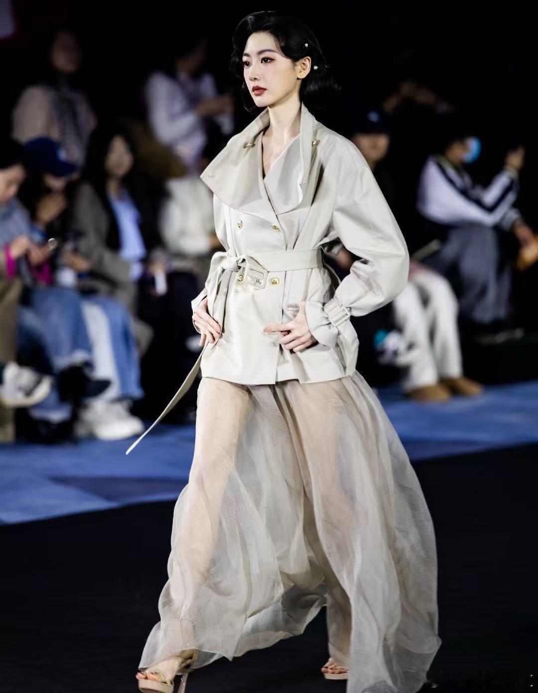 孙乐言走秀 孙乐言北京时装周芭莎走秀 干一行行一行的乐乐言 又美又飒气场全开 奥