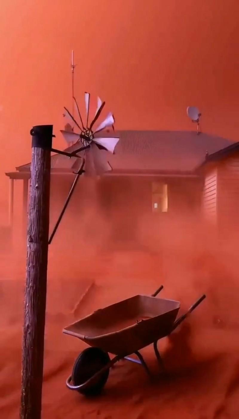 科幻片照进现实！澳洲西海岸血红天空，大自然警告意味太浓
2026年3月27日中午