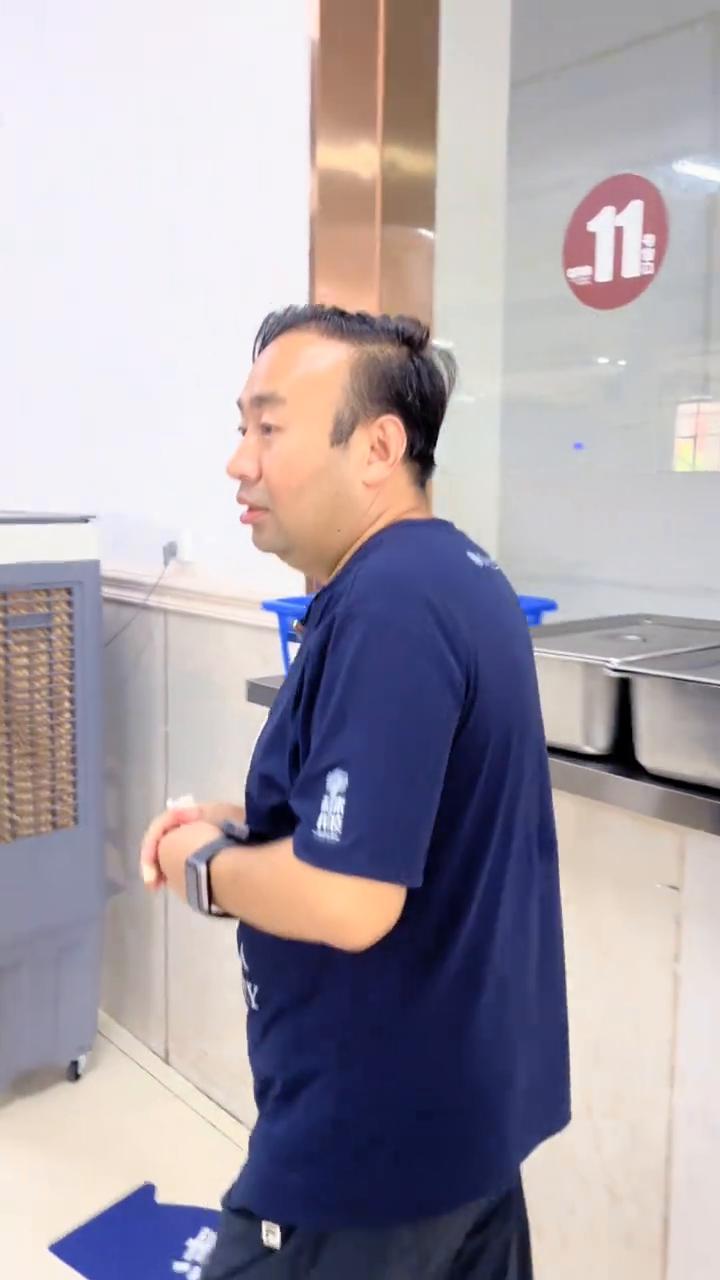 这是配菜，黄瓜丝，这个应该是经典黄瓜丝。这是河南的菜，这个应该是馒头，三个主食，