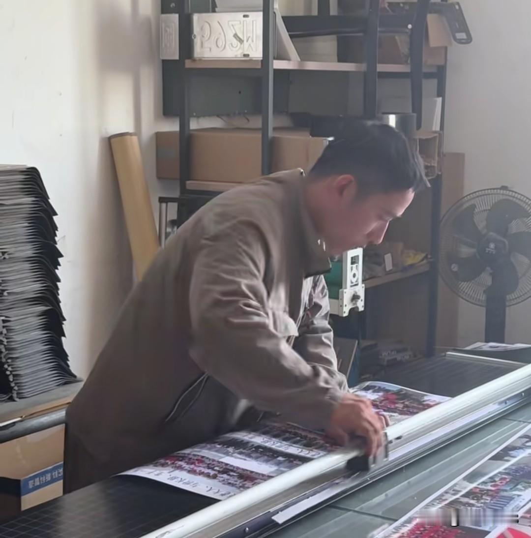 大家终于看到林德东工作的场景了。前两天林德东认亲成功，网友们都很心疼林德东的童年