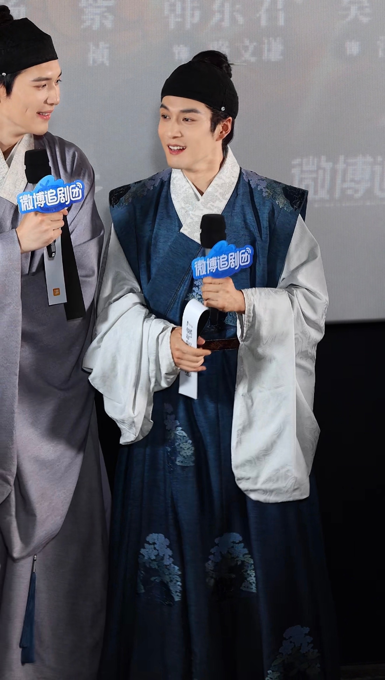 韩东君也有小鸟依人的一天平时总给人男友力爆棚能一把举起周也的印象，没想到也有乖乖