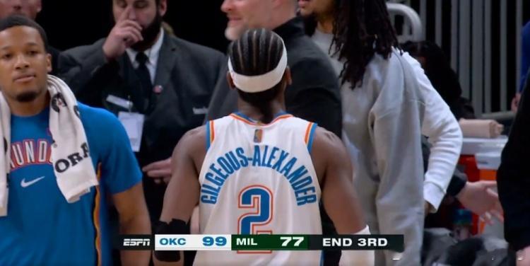 亚历山大19中16砍40+7+11，连续115场得分20+，距离张伯伦的历史第一