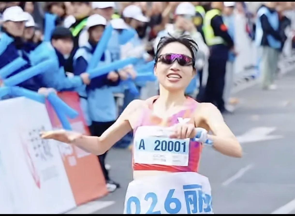 35岁的张水华，注定还要给中国跑圈不断带来惊喜！
 
曾经一边当护士一边挤时间训